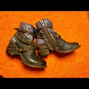 Free Bird Crue bootie in brown multi size 6 NWT